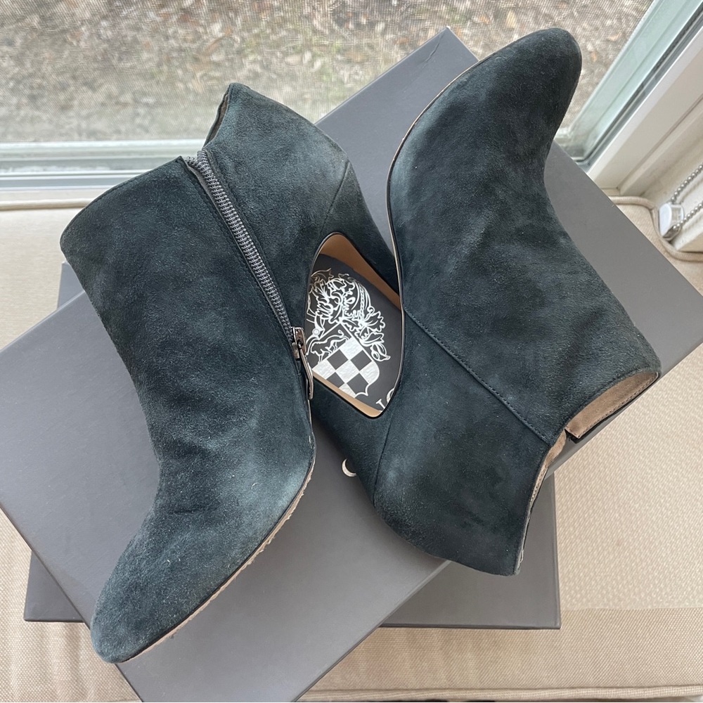 Vince Camuto Navy Suede Ankle Boots sz 9